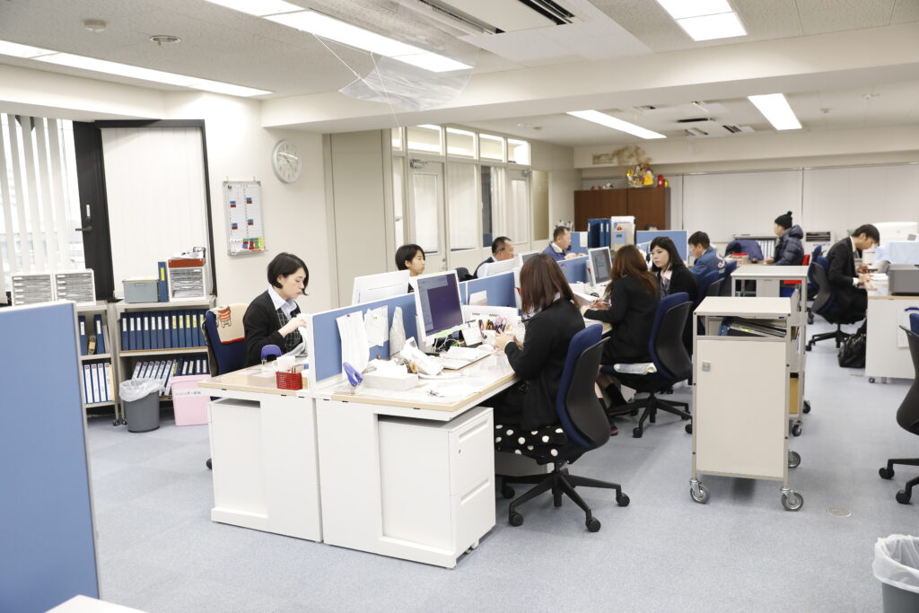 本社で作業している社員全体